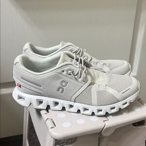 On Running white/gray Athletic Shoes